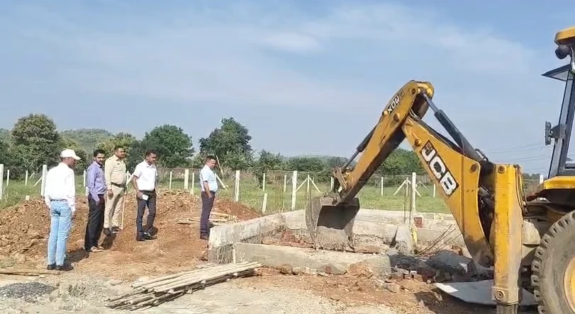 इंदौर में अवैध कॉलोनी पर जिला प्रशासन की बड़ी कार्रवाई