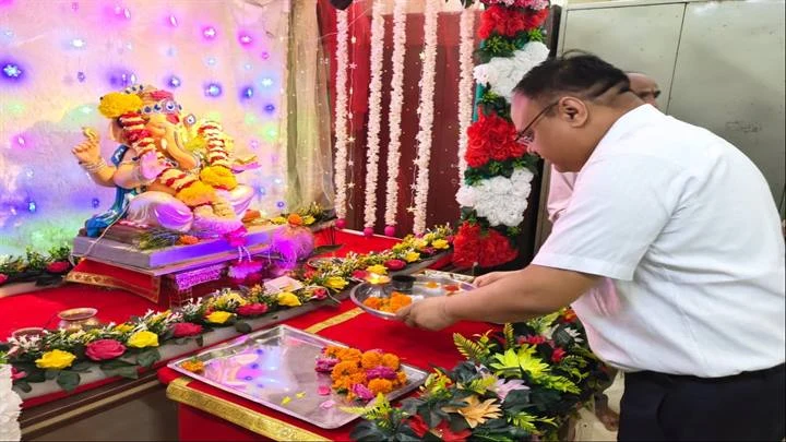 संभागायुक्त श्री भास्कर लाक्षाकार ने की गणेश जी की पूजा-अर्चना एवं आरती