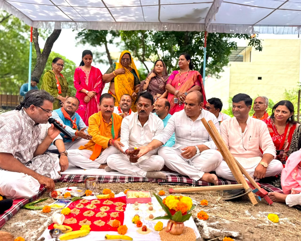 सांवेर विधानसभा के वार्ड 35 और 36 को मिली विकास कार्यों की सौगात, मंत्री श्री सिलावट ने 19.50 करोड़ रुपये के कार्यों का किया भूमिपूजन-लोकार्पण