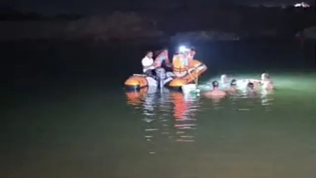 गणेश विसर्जन में भाजपा नेता के दो बेटे डूबे, मौत:खंडवा में 5 बच्चे डूबे, तीन को ग्रामीणों ने बचाया, प्रतिमा के साथ पानी में उतरे थे