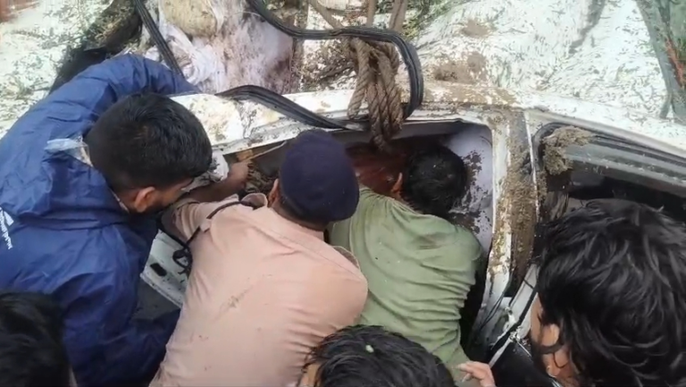 पेड़ गिरने से डिप्टी कलेक्टर घायल, माँ की मौत