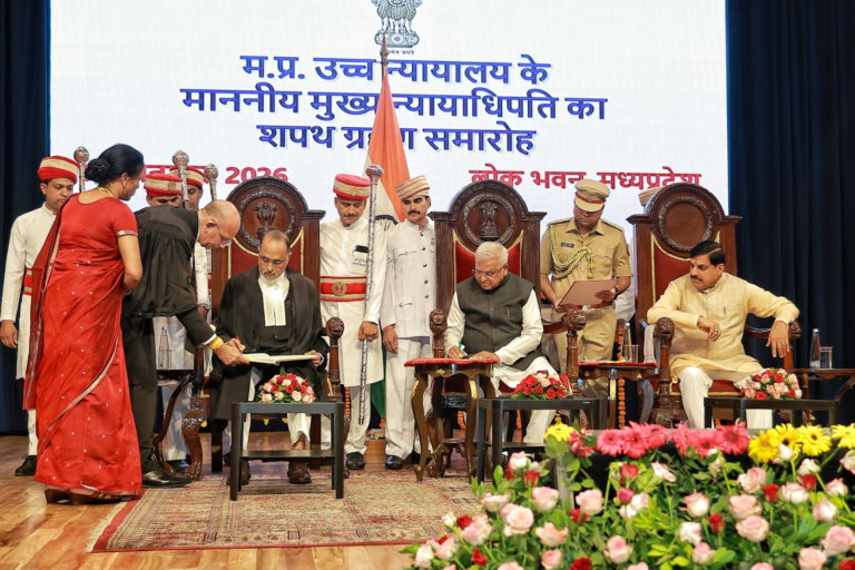 राज्यपाल श्री पटेल ने उच्च न्यायालय के मुख्य न्यायाधिपति को दिलाई शपथ