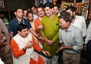 मुख्यमंत्री डॉ. यादव ने बरेला में सड़क किनारे लगी दुकान पर पी चाय