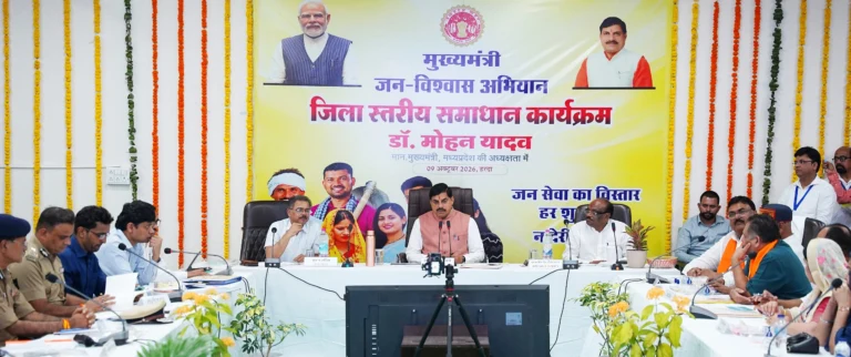 मुख्यमंत्री डॉ. यादव ने समाधान ऑनलाइन में समस्याएं सुनकर किया निराकरण