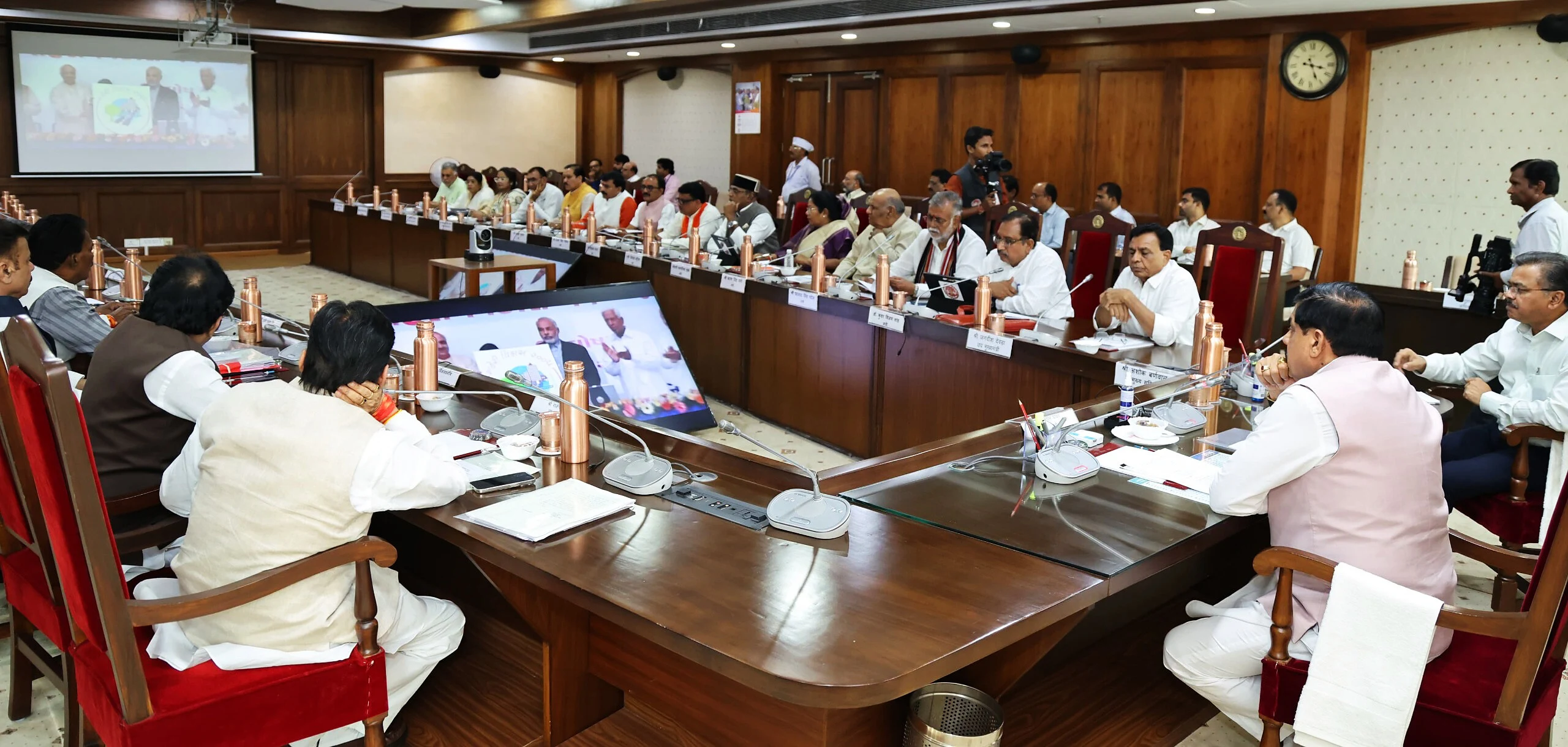 वर्ष 2047 तक आत्मनिर्भर भारत और विकसित मध्यप्रदेश के निर्माण में सरकार की प्रतिबद्धता का संकल्प सर्वसम्मति से किया पारित
