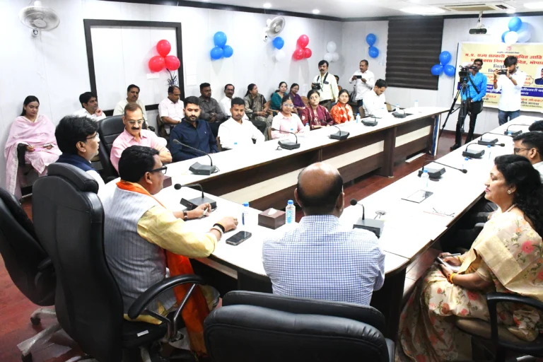 अनुसूचित जाति वर्ग के सर्वांगीण विकास के लिए पूरी प्रतिबद्धता और संवेदनशीलता से कार्य करें अधिकारी : मंत्री श्री चौहान