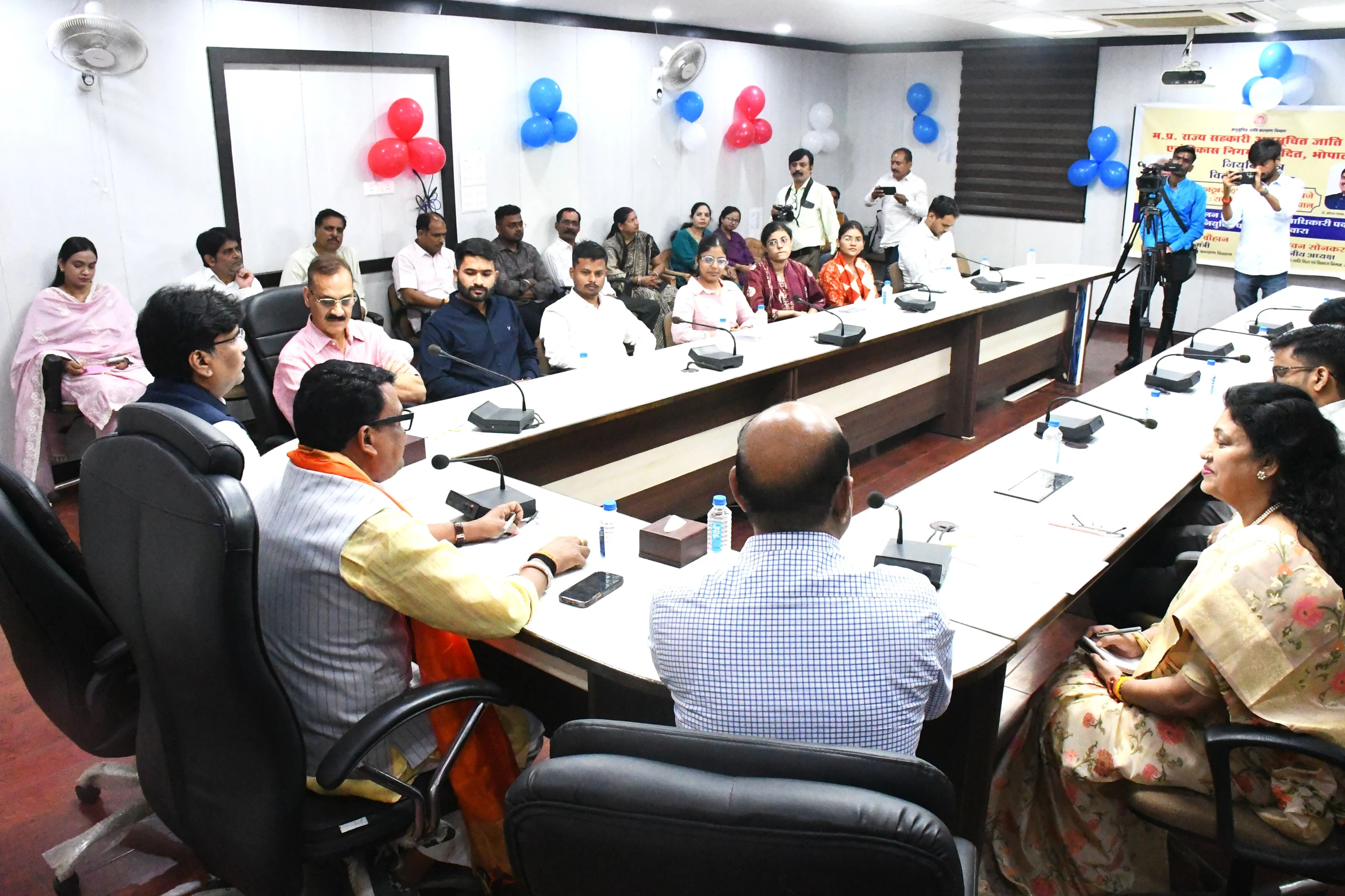 अनुसूचित जाति वर्ग के सर्वांगीण विकास के लिए पूरी प्रतिबद्धता और संवेदनशीलता से कार्य करें अधिकारी : मंत्री श्री चौहान