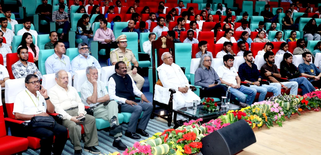 राज्यपाल पटेल ने ‘मन की बात’ कार्यक्रम में विद्यार्थियों से पेड़ लगाने का आह्वान