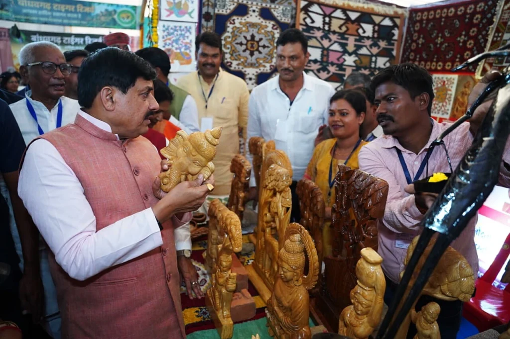 शहडोल की दुर्गा सिंह ने लकड़ी शिल्प से कमाई 6-8 हजार रुपये