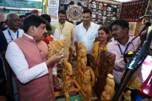 शहडोल की दुर्गा सिंह ने लकड़ी शिल्प से कमाई 6-8 हजार रुपये
