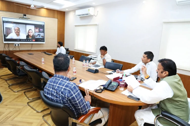 उप मुख्यमंत्री शुक्ल ने बांड डॉक्टर्स से ग्रामीण स्वास्थ्य पर संवाद