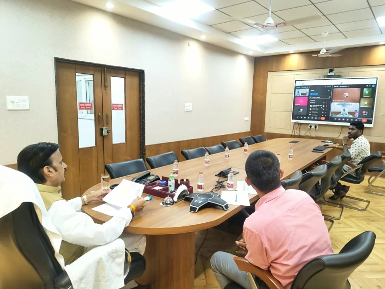 उप मुख्यमंत्री शुक्ल ने बांड डॉक्टर्स से वीडियो कॉन्फ्रेंस में चर्चा