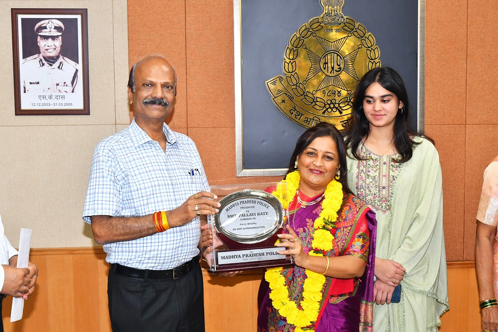 पुलिस मुख्यालय परिवार द्वारा 2 सेवानिवृत्‍त कर्मचारियों को दी गई भावभीनी विदाई