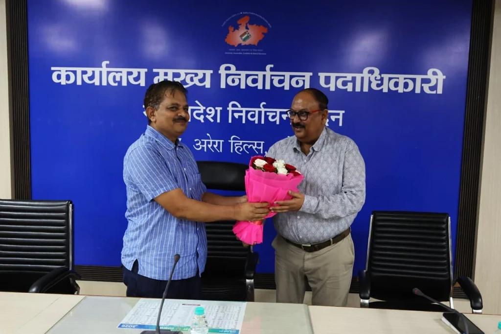 भोजपुर निर्वाचन भवन में दो अधिकारियों की सेवानिवृत्ति पर विदाई समारोह