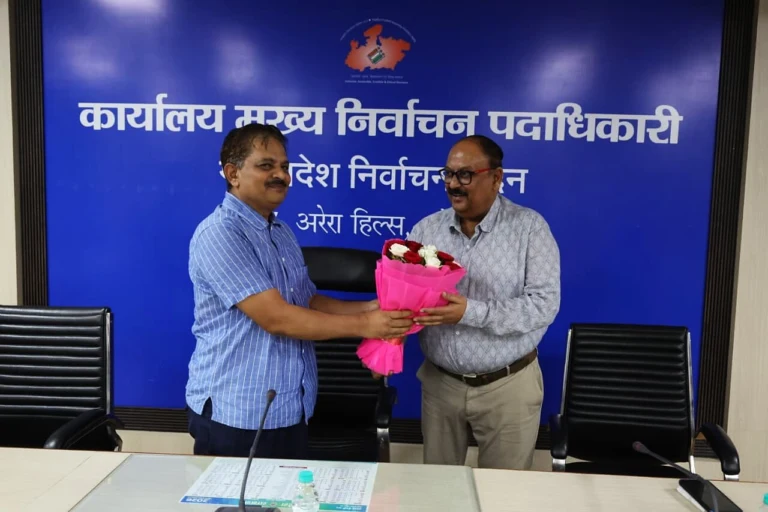 भोजपुर निर्वाचन भवन में दो अधिकारियों की सेवानिवृत्ति पर विदाई समारोह