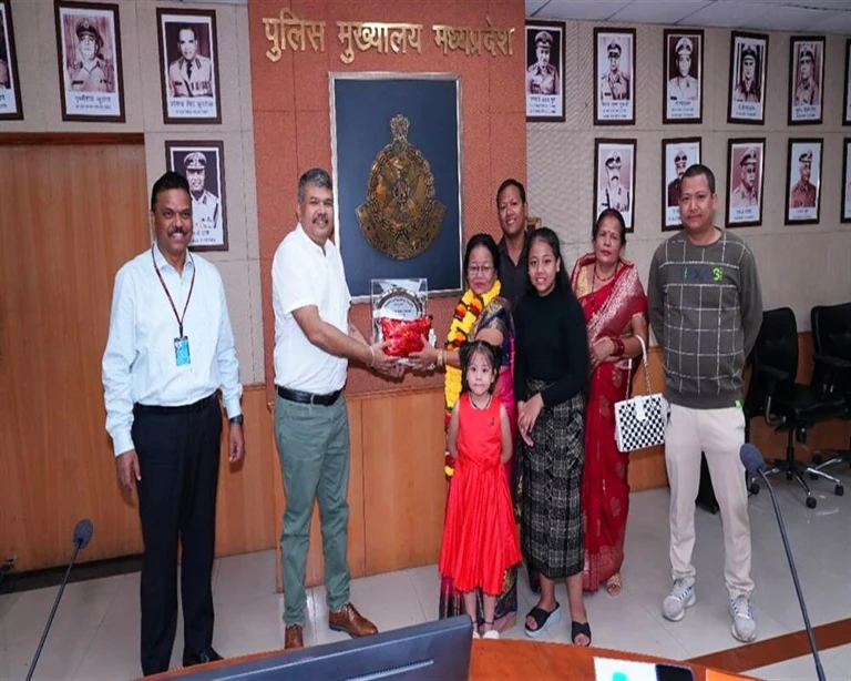 पोलिस मुख्यालय ने सेवानिवृत्त कर्मचारियों को स्मृति चिन्ह और पौधे भेंट किए