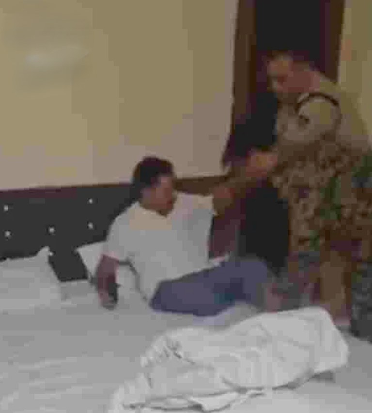 दिल्ली पहुंचने से पहले सो रहे मध्यप्रदेश के कांग्रेसियों को घर से तोक ले गई पुलिस!