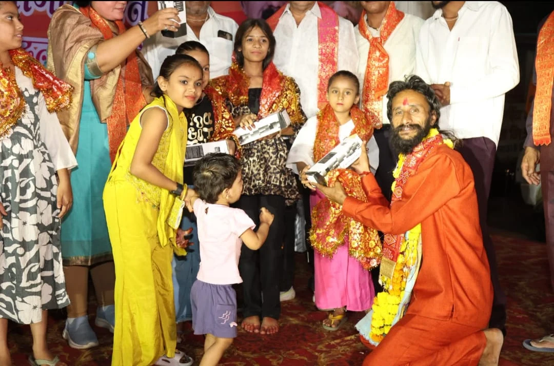 भव्य शोभायात्रा के साथ निकली प्रदेश की ऐतिहासिक इन्दौर से देवास निःशुल्क पदयात्रा