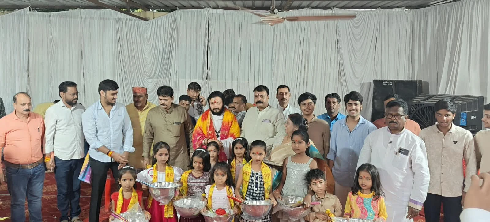 इंदौर में कन्या पूजन और कन्या भोज कार्यक्रम, बालिकाओं को बांटे पुरस्कार