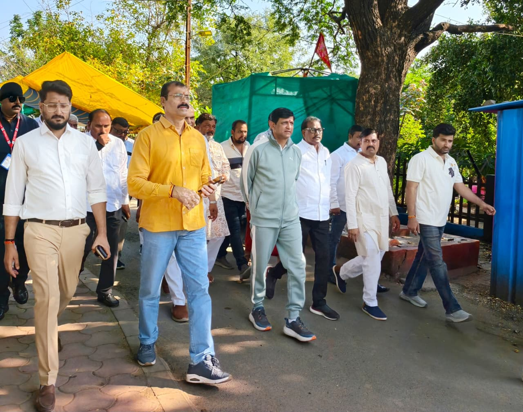 विदेश यात्रा से लौटते ही बिजासन पहुंचे महापौर