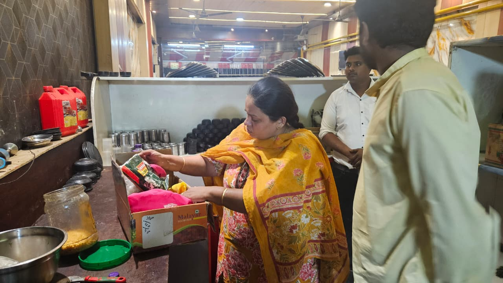खाद्य सुरक्षा प्रशासन की बड़ी कार्रवाई: बिना वैध खाद्य पंजीयन गुलाब जामुन इंस्टेंट मिक्स का निर्माण पाए जाने पर अन्नपूर्णा इंडस्ट्रीज में निर्माण कार्य बंद कराया